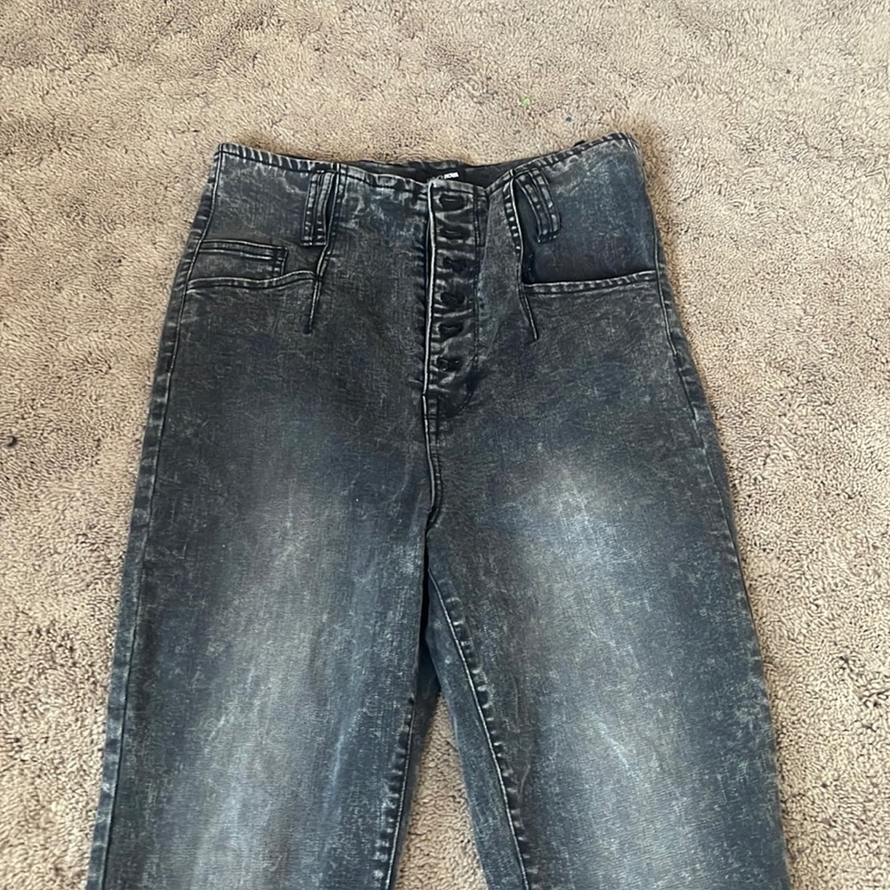 Color: light washed black. Material: Denim, stretchy, thick but not too thick
